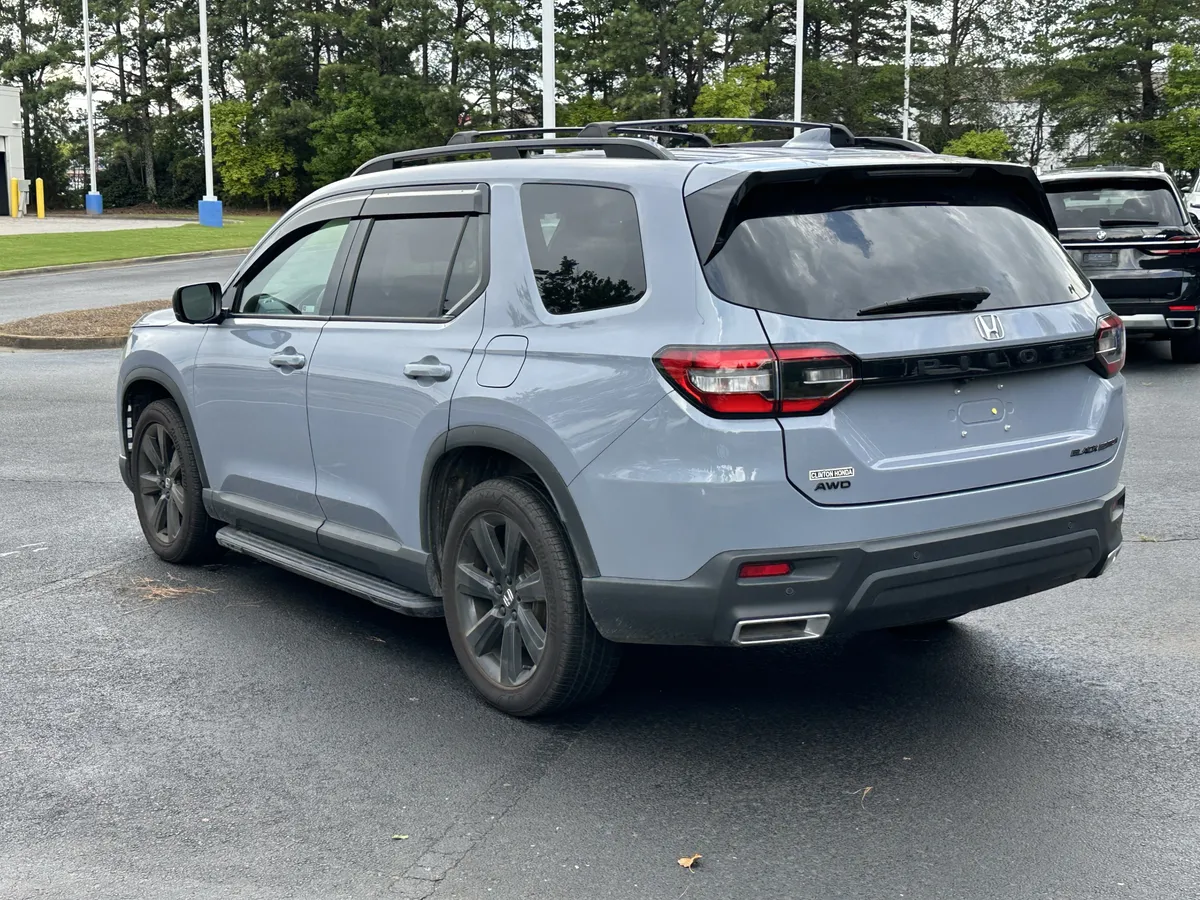 2025 Honda Pilot Black Edition AWD thumbnail 12