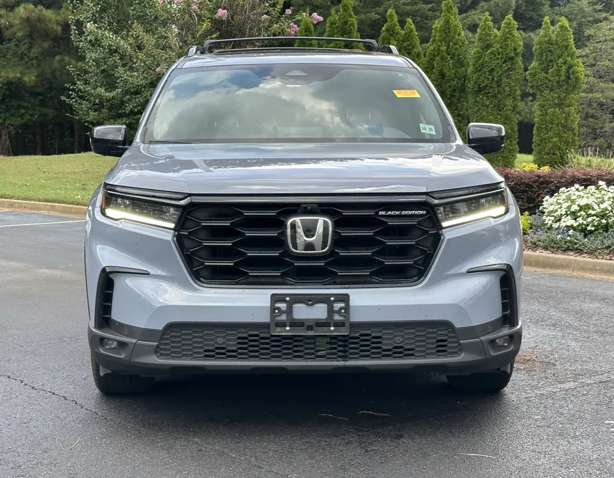 2025 Honda Pilot Black Edition AWD thumbnail 3