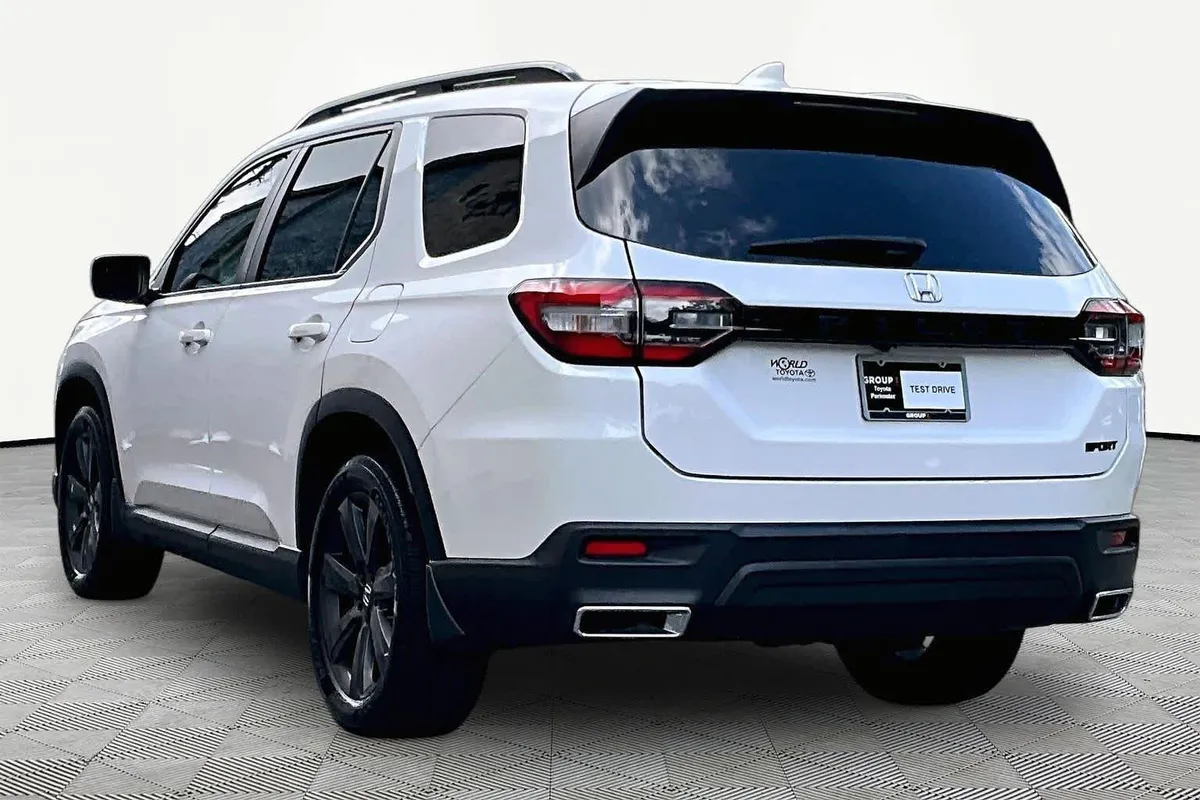 2025 Honda Pilot Sport thumbnail 12