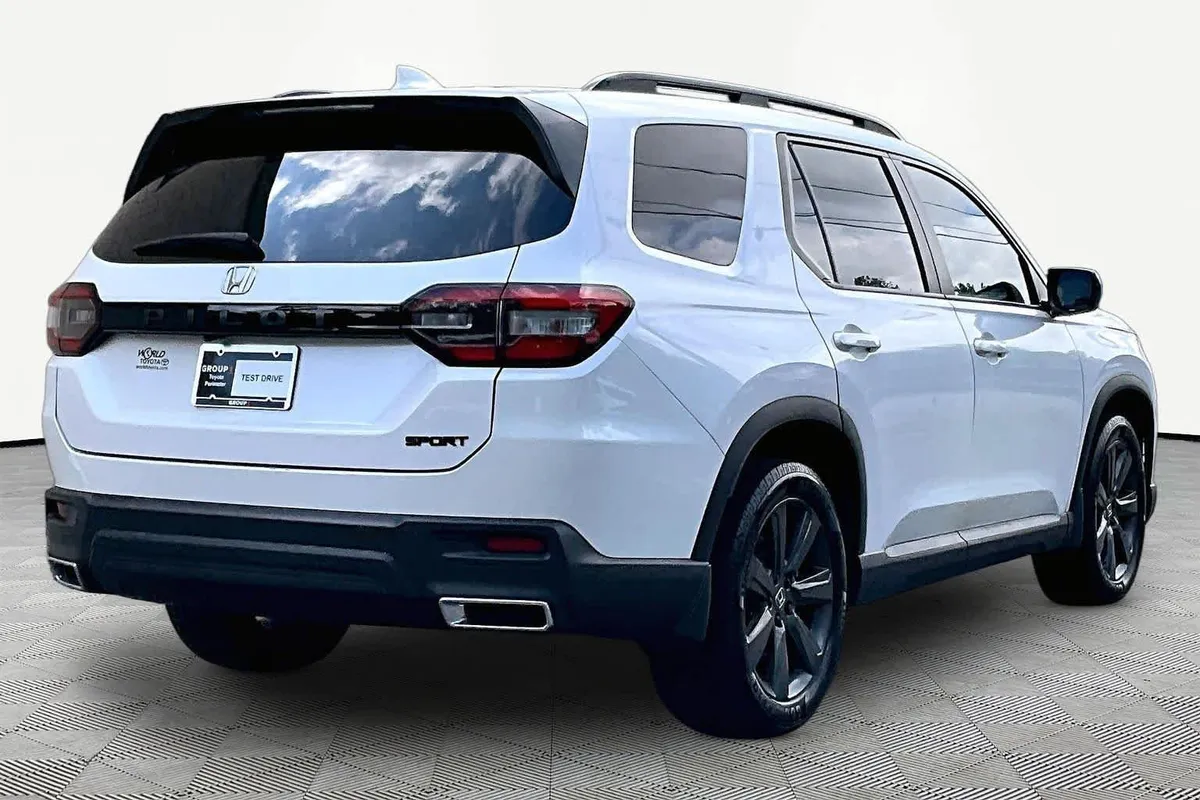 2025 Honda Pilot Sport thumbnail 13
