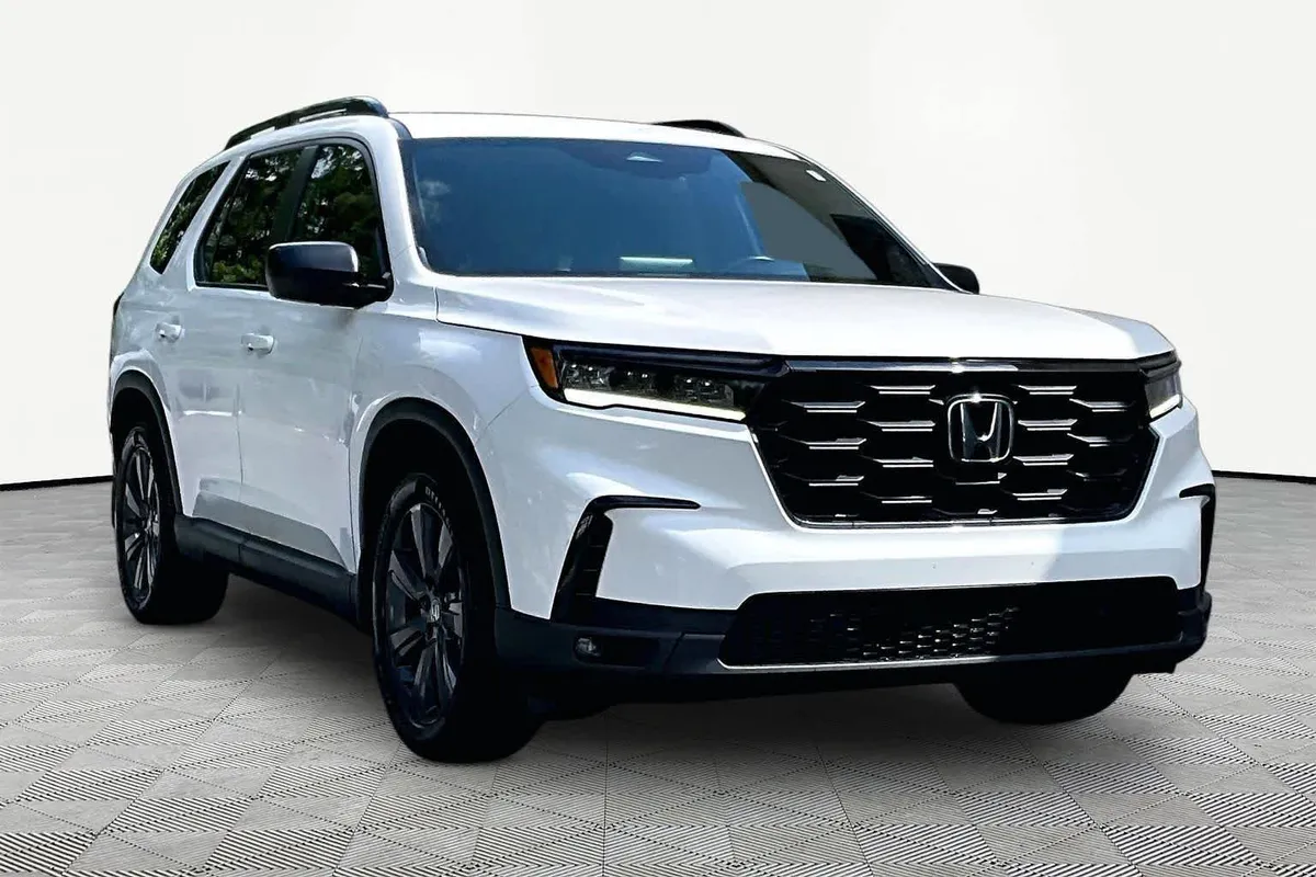 2025 Honda Pilot Sport thumbnail 3