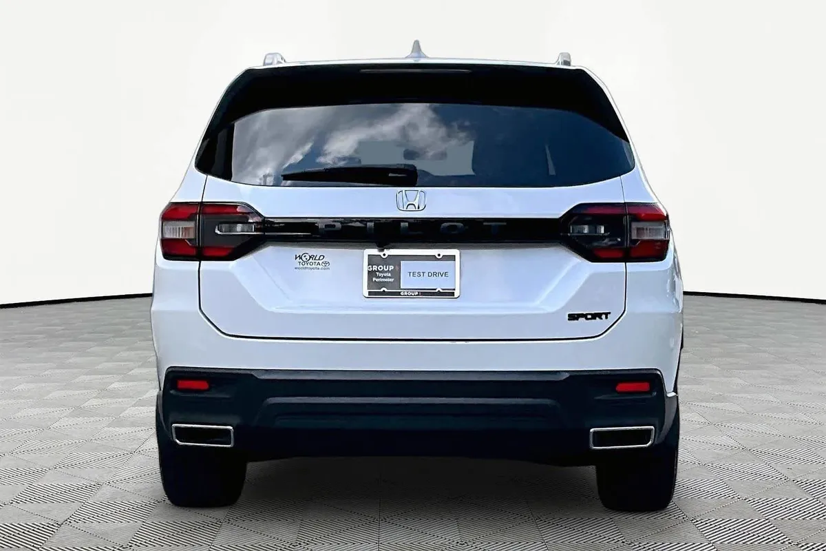 2025 Honda Pilot Sport thumbnail 5