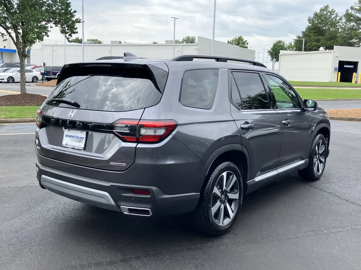 2025 Honda Pilot Touring AWD thumbnail 10