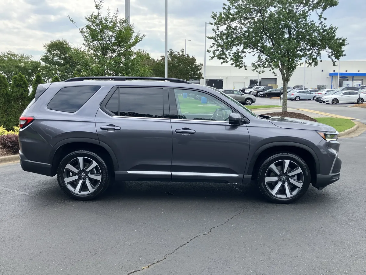 2025 Honda Pilot Touring AWD thumbnail 11