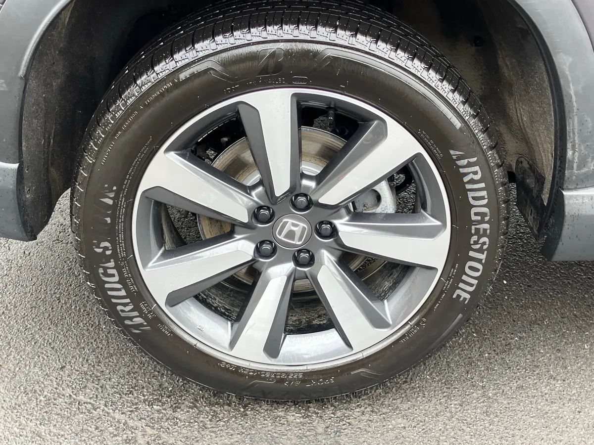 2025 Honda Pilot Touring AWD thumbnail 13