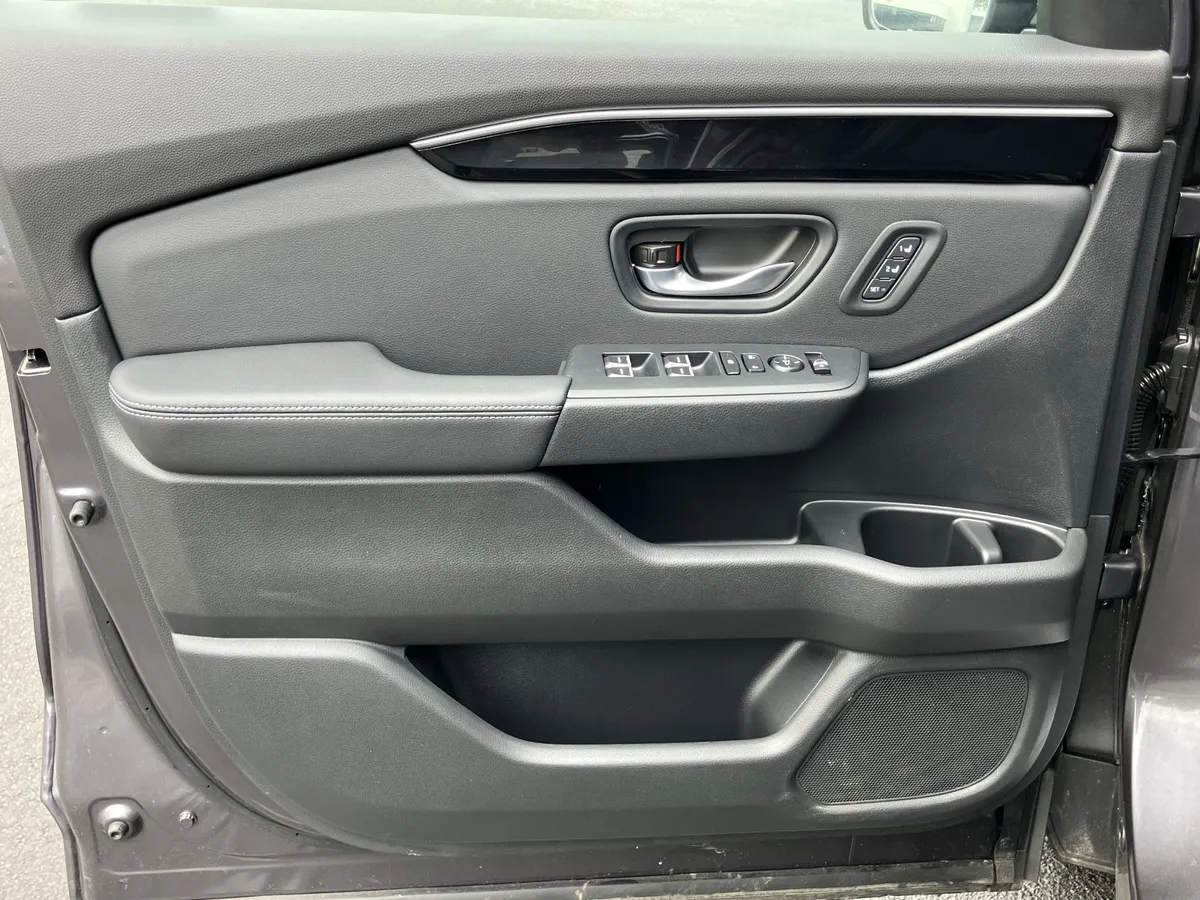 2025 Honda Pilot Touring AWD thumbnail 14