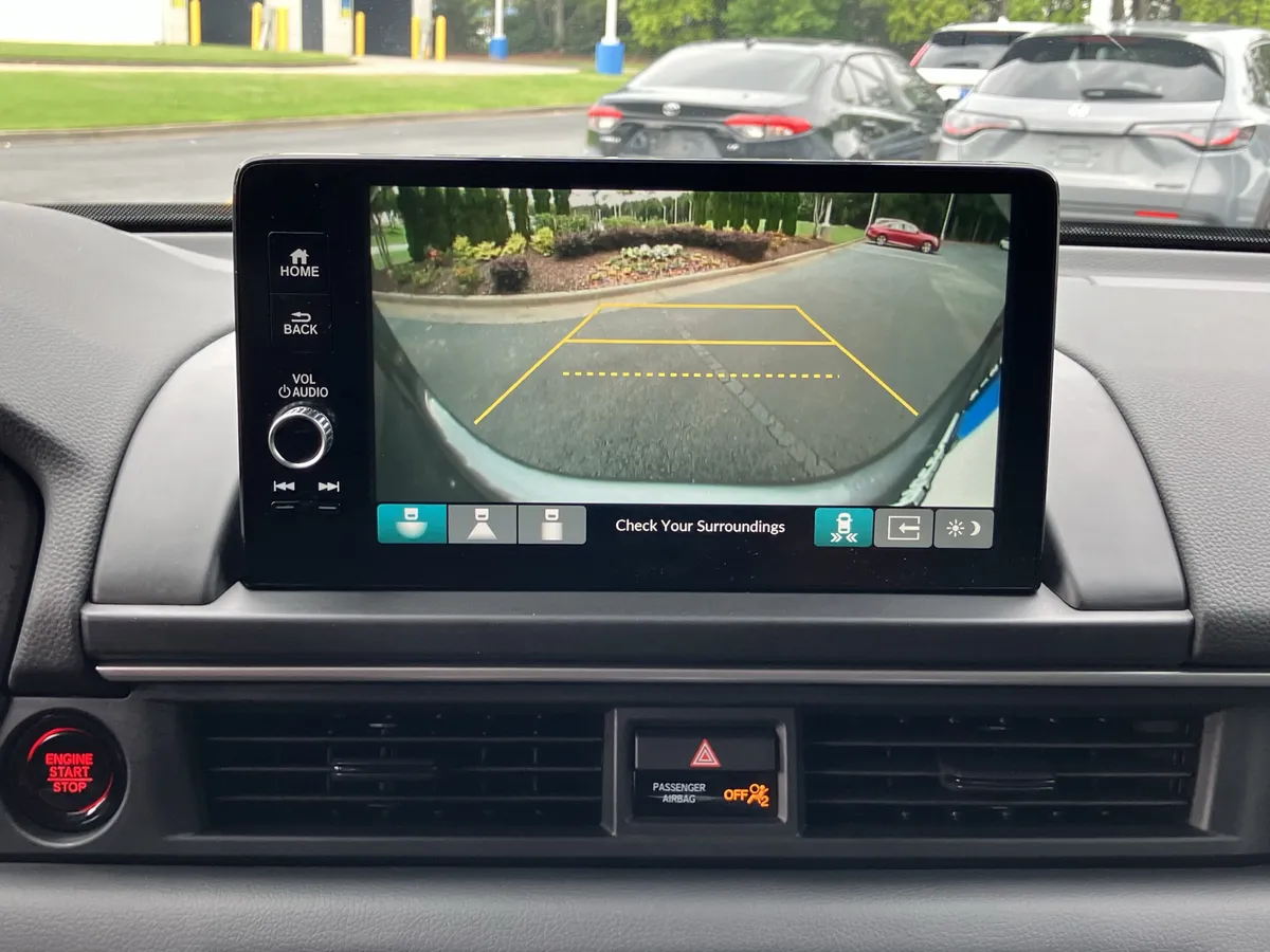 2025 Honda Pilot Touring AWD thumbnail 28