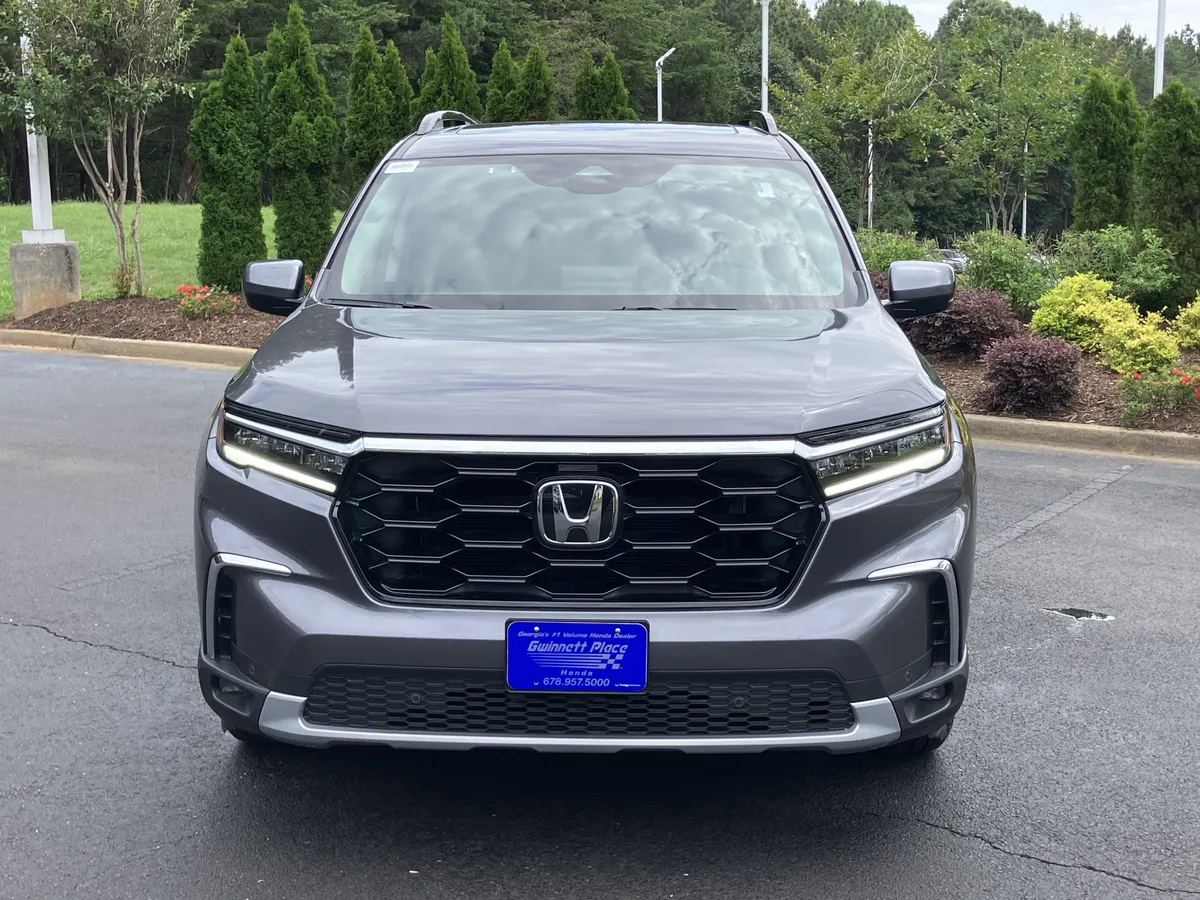 2025 Honda Pilot Touring AWD thumbnail 3