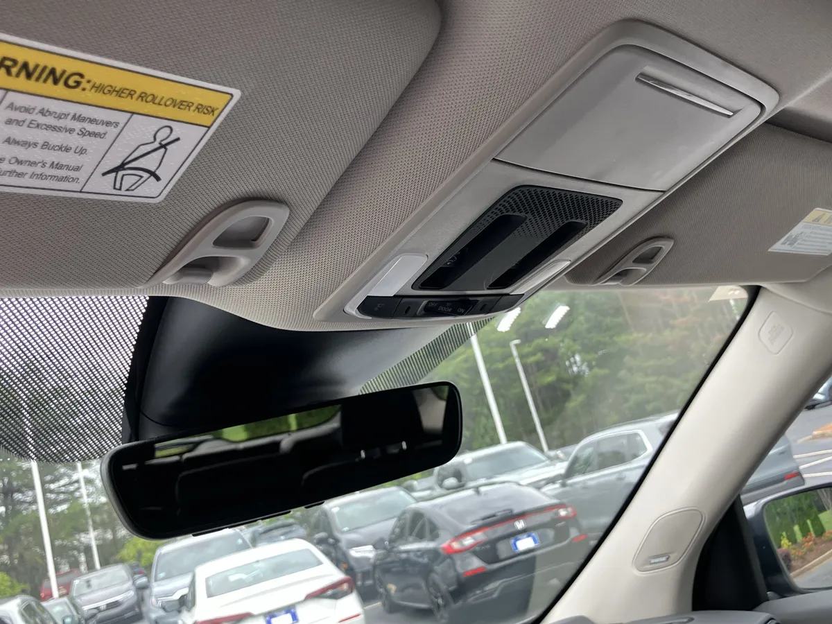 2025 Honda Pilot Touring AWD thumbnail 30