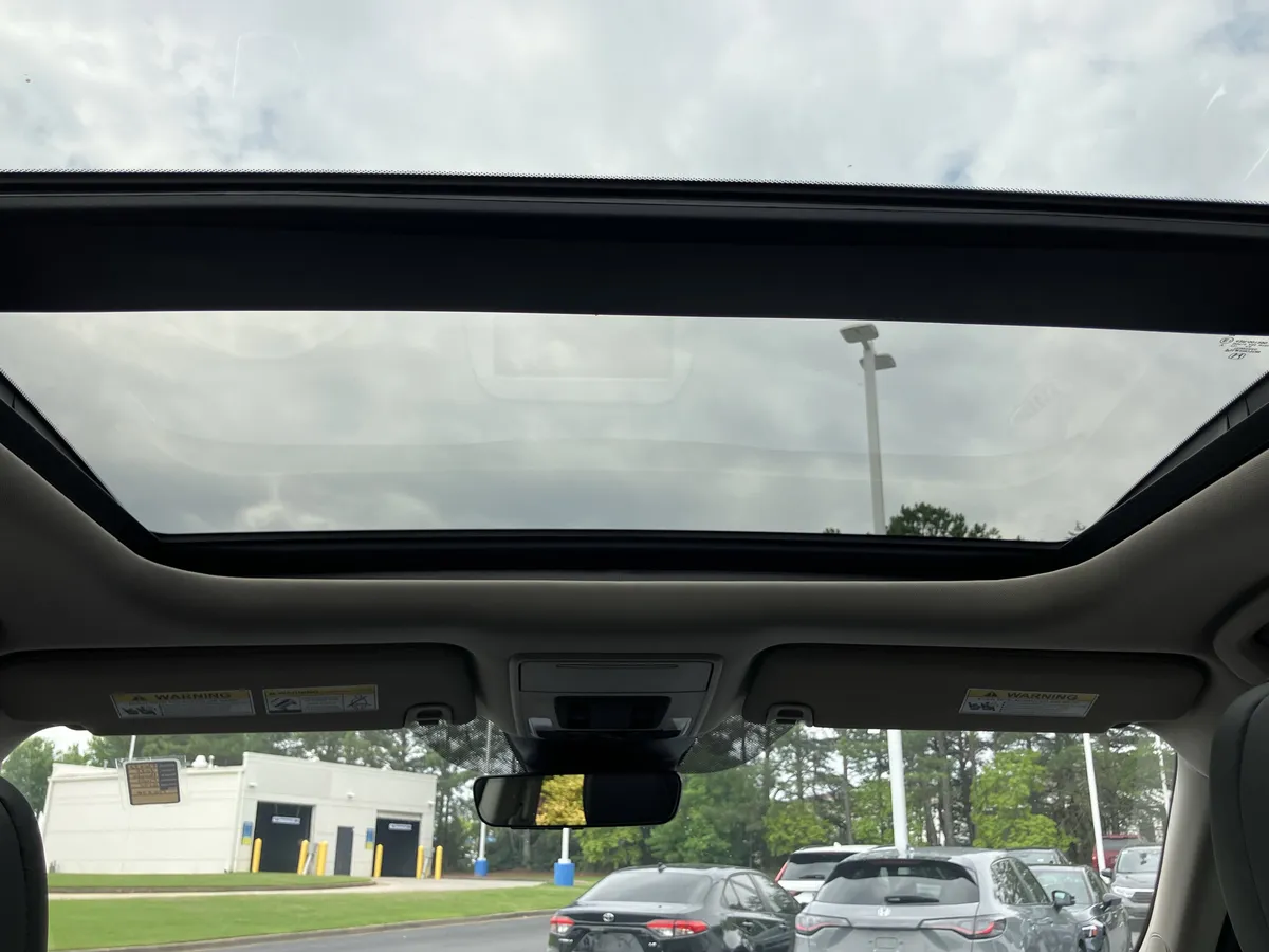 2025 Honda Pilot Touring AWD thumbnail 32