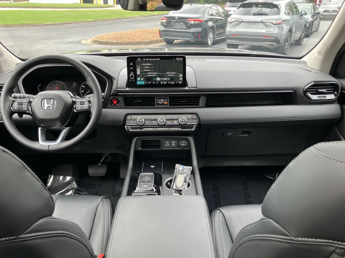 2025 Honda Pilot Touring AWD thumbnail 33