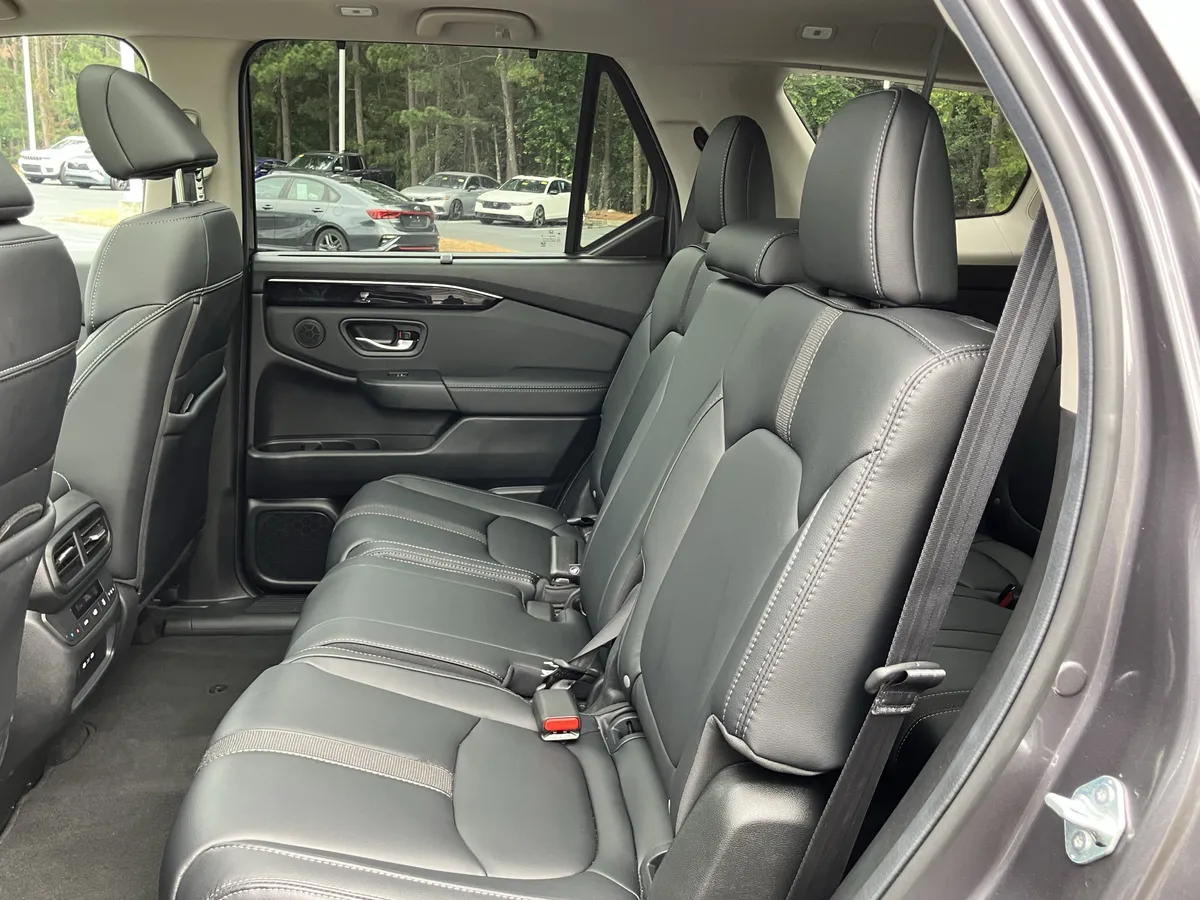 2025 Honda Pilot Touring AWD thumbnail 35