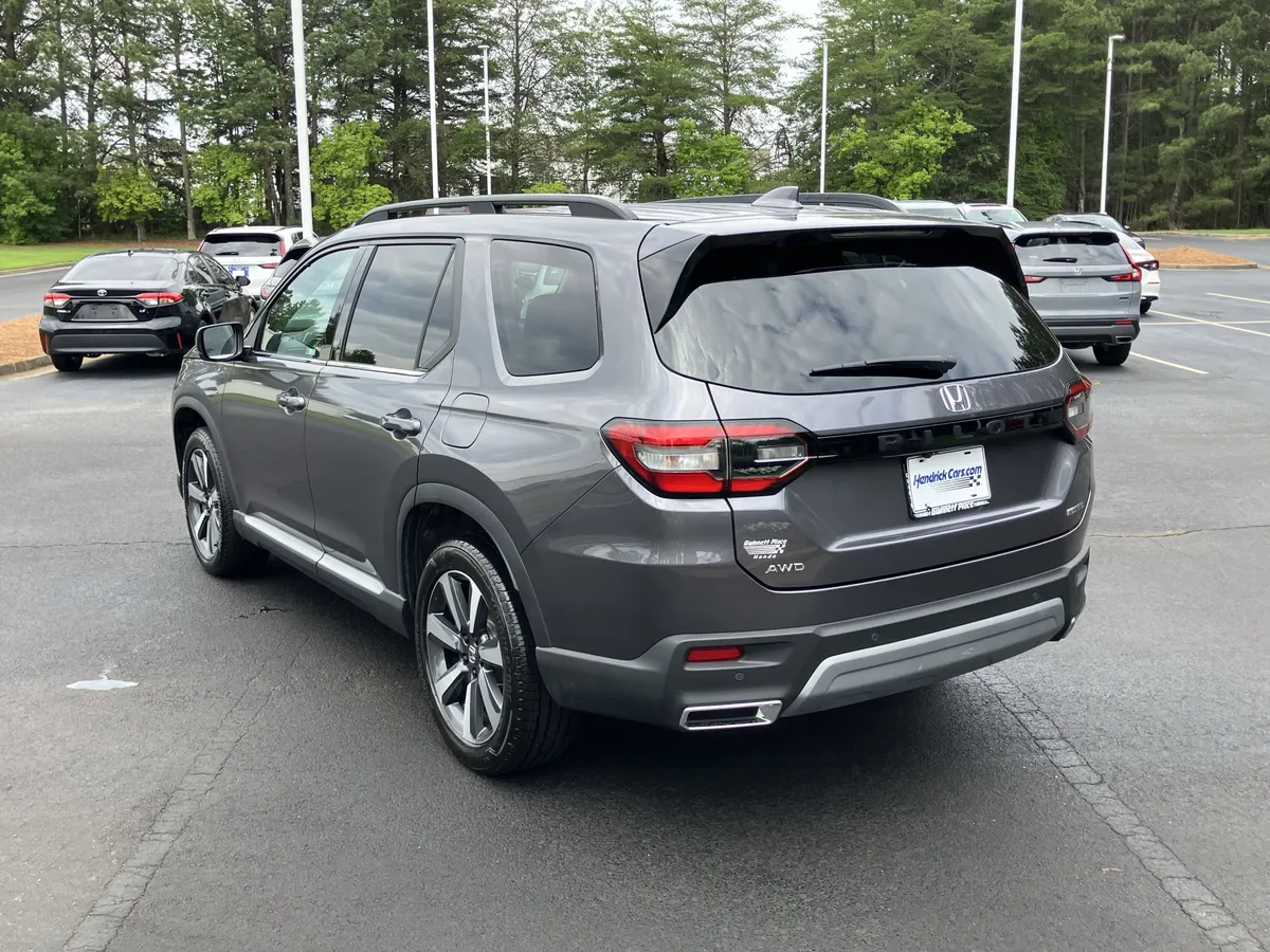 2025 Honda Pilot Touring AWD thumbnail 8