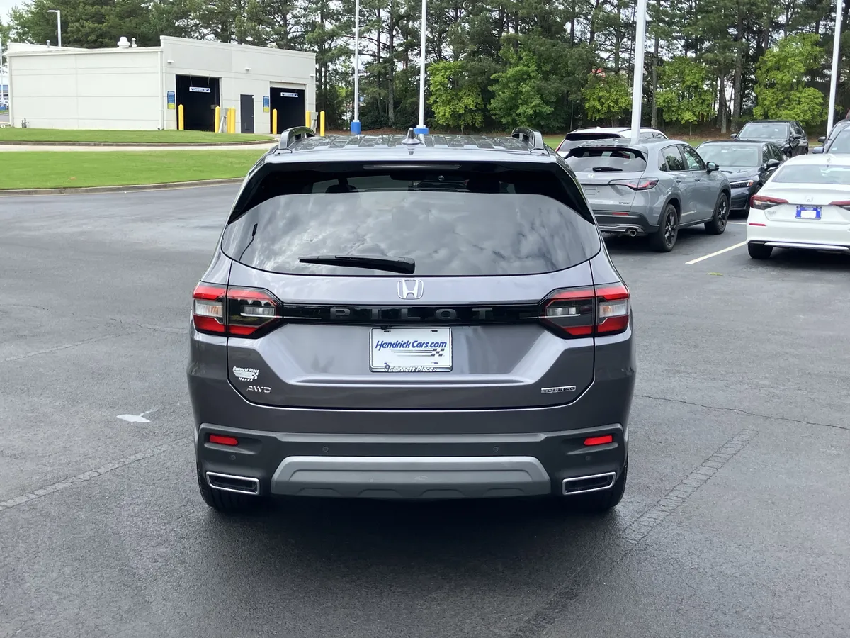 2025 Honda Pilot Touring AWD thumbnail 9