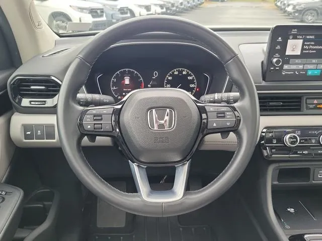 2025 Honda Pilot Touring thumbnail 11