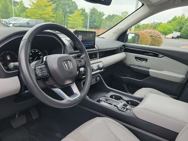 2025 Honda Pilot Touring thumbnail 13