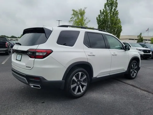 2025 Honda Pilot Touring thumbnail 4