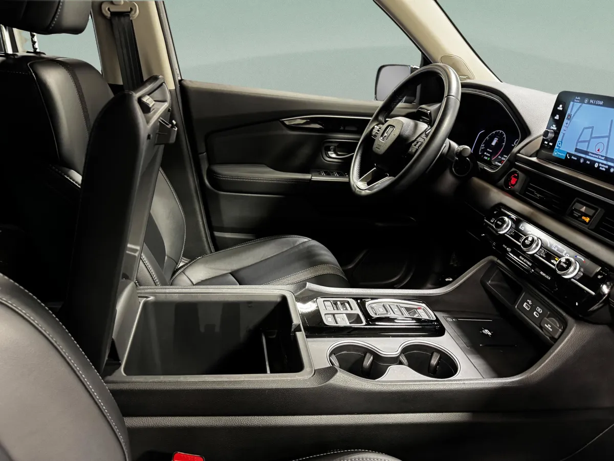2025 Honda Pilot Touring thumbnail 18