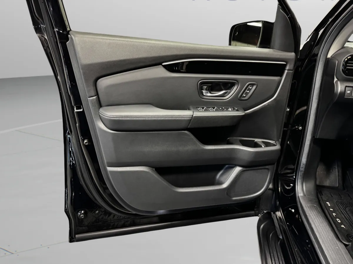 2025 Honda Pilot Touring thumbnail 30