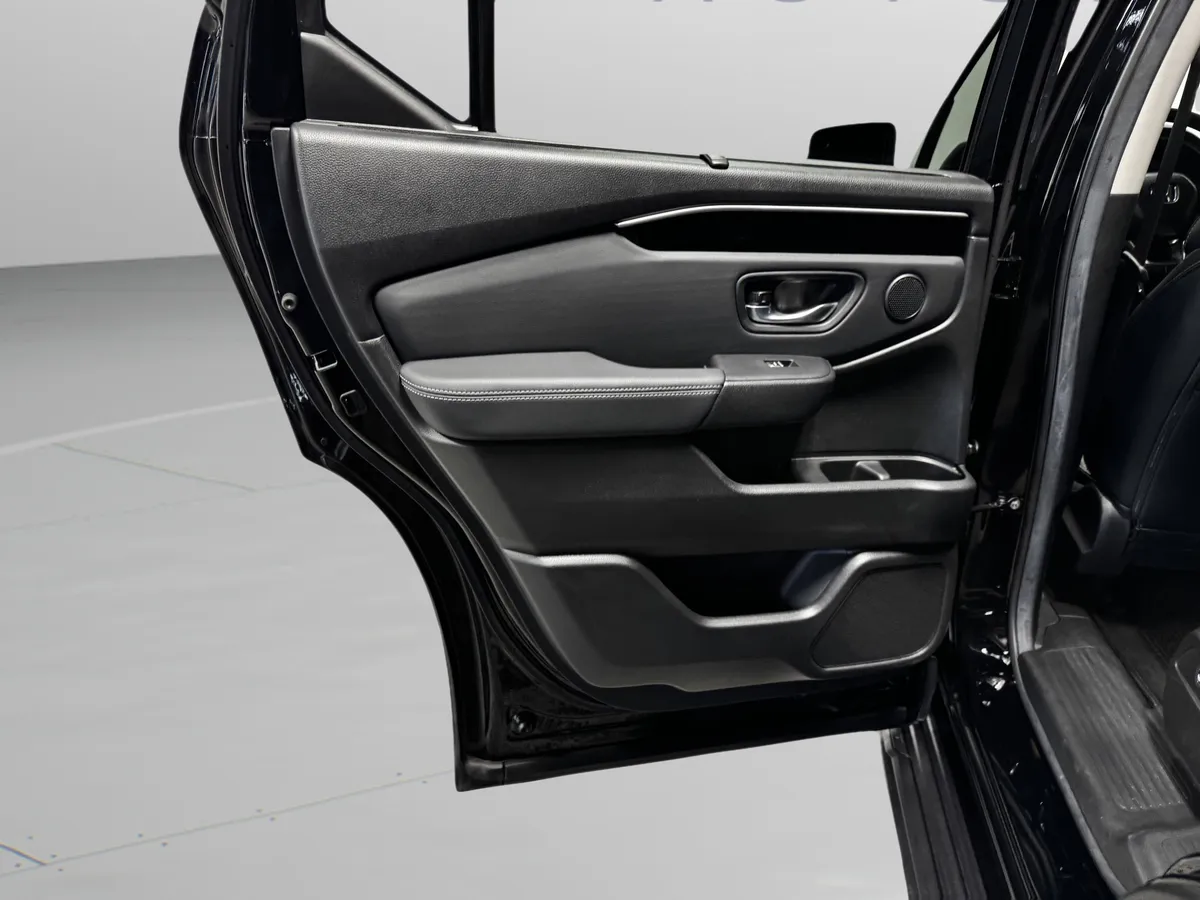 2025 Honda Pilot Touring thumbnail 32