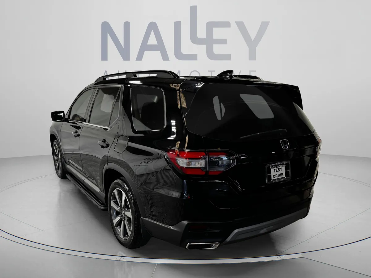 2025 Honda Pilot Touring thumbnail 4