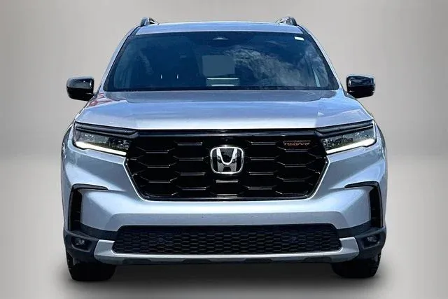 2025 Honda Pilot TrailSport thumbnail 3