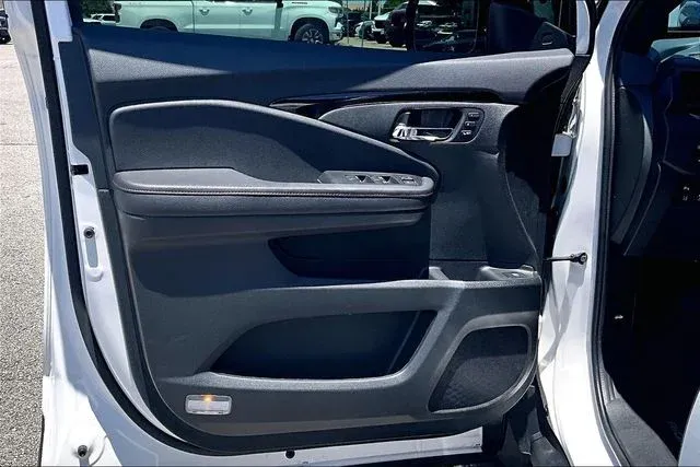 2025 Honda Ridgeline Black Edition thumbnail 17