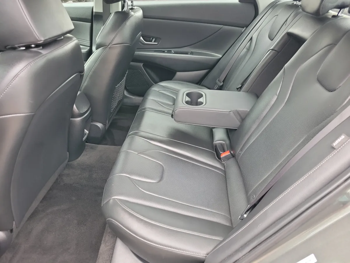 2025 Hyundai Elantra Limited thumbnail 10