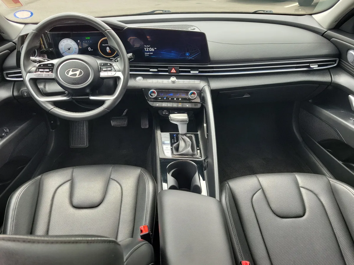 2025 Hyundai Elantra Limited thumbnail 12