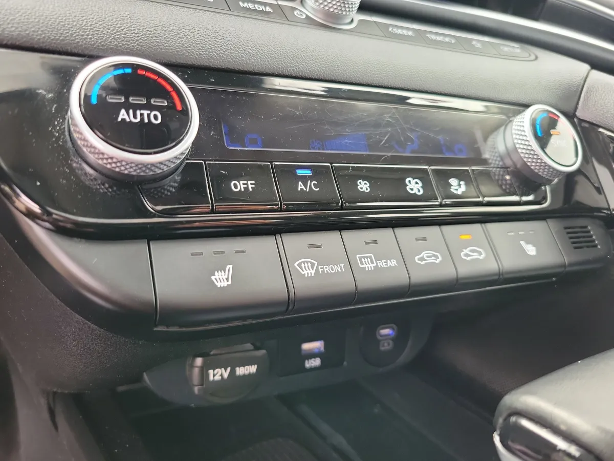 2025 Hyundai Elantra Limited thumbnail 15