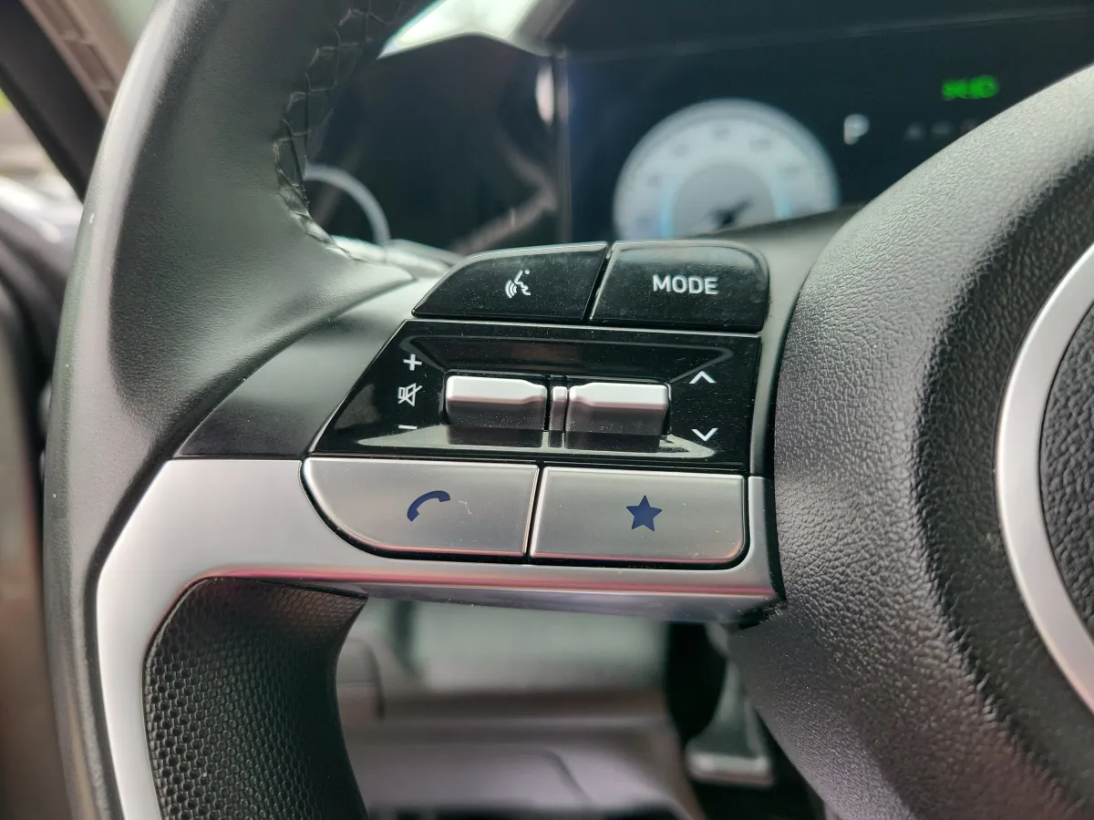 2025 Hyundai Elantra Limited thumbnail 19
