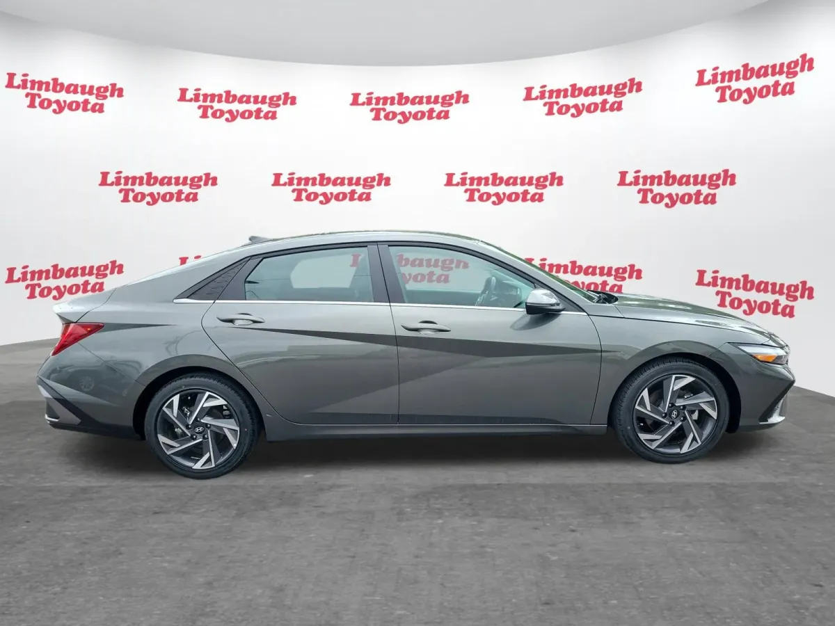 2025 Hyundai Elantra Limited thumbnail 2