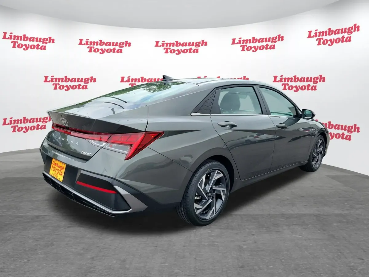 2025 Hyundai Elantra Limited thumbnail 26