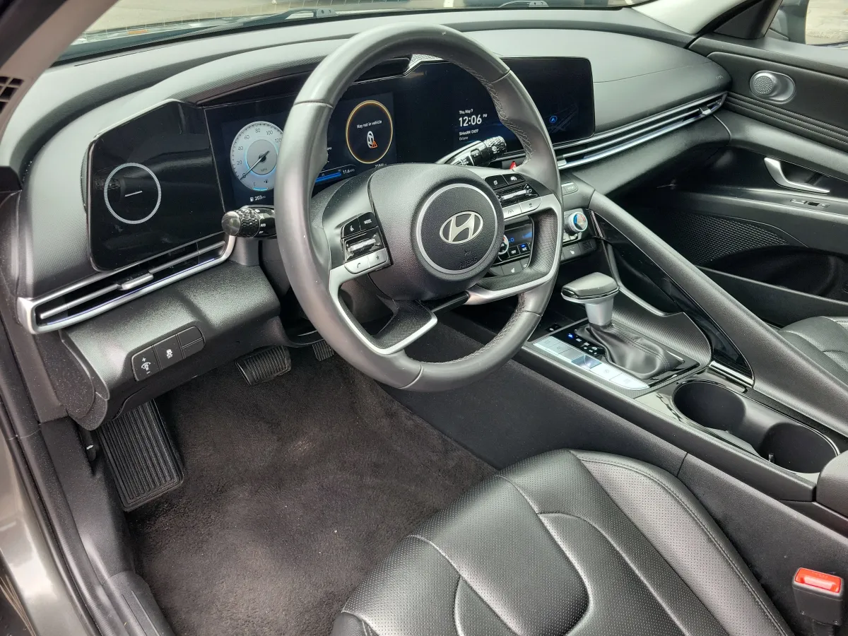 2025 Hyundai Elantra Limited thumbnail 4