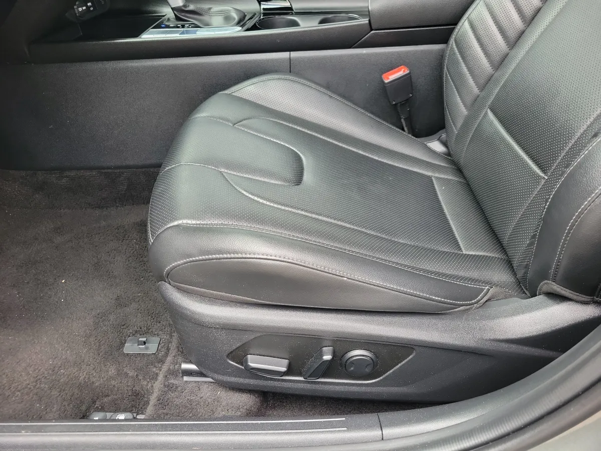 2025 Hyundai Elantra Limited thumbnail 6