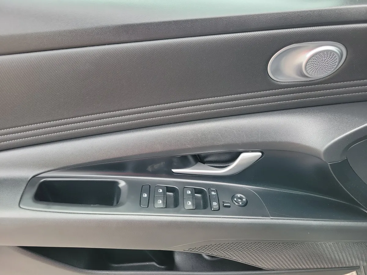 2025 Hyundai Elantra Limited thumbnail 9