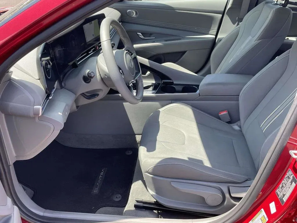 2025 Hyundai Elantra SEL Convenience thumbnail 12