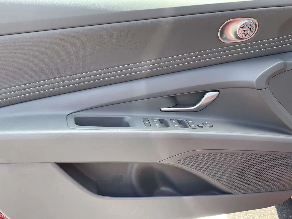 2025 Hyundai Elantra SEL Convenience thumbnail 13