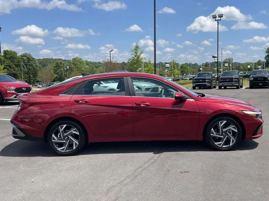 2025 Hyundai Elantra SEL Convenience thumbnail 2