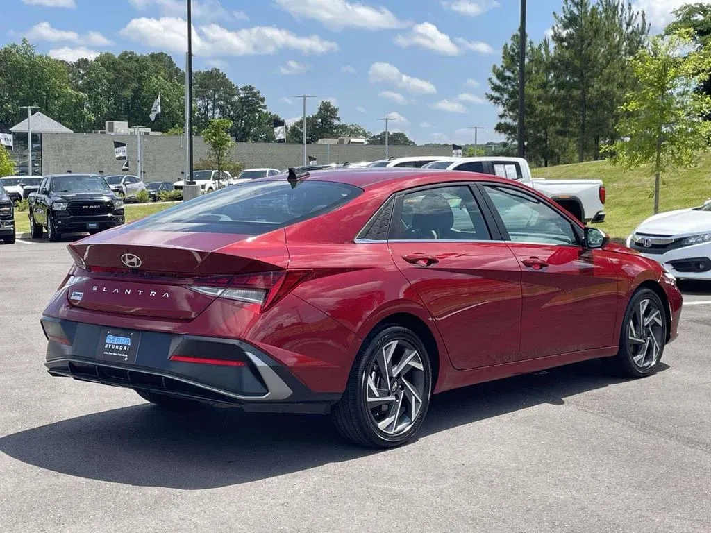 2025 Hyundai Elantra SEL Convenience thumbnail 3