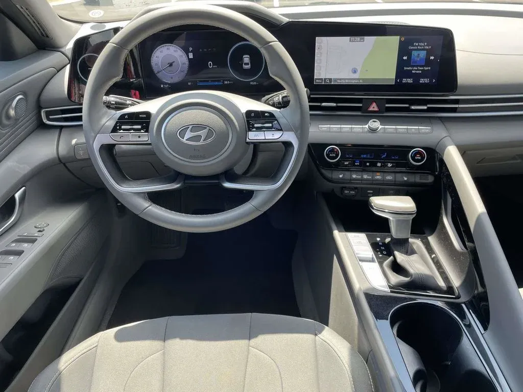 2025 Hyundai Elantra SEL Convenience thumbnail 9