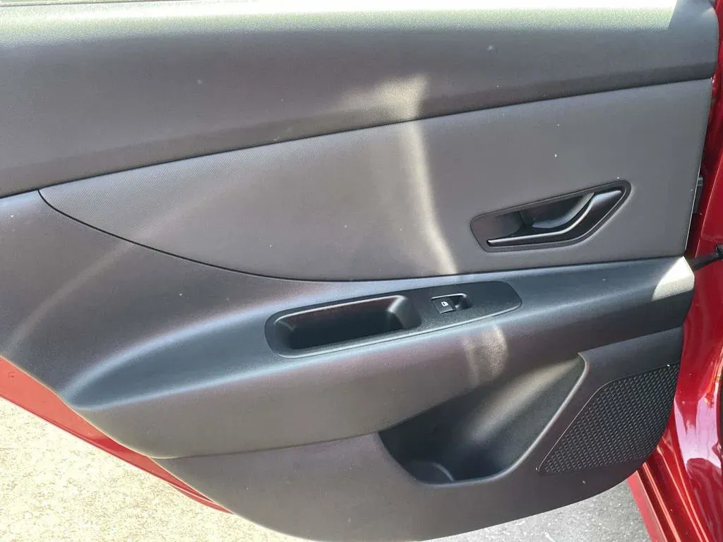 2025 Hyundai Elantra SEL Sport thumbnail 11