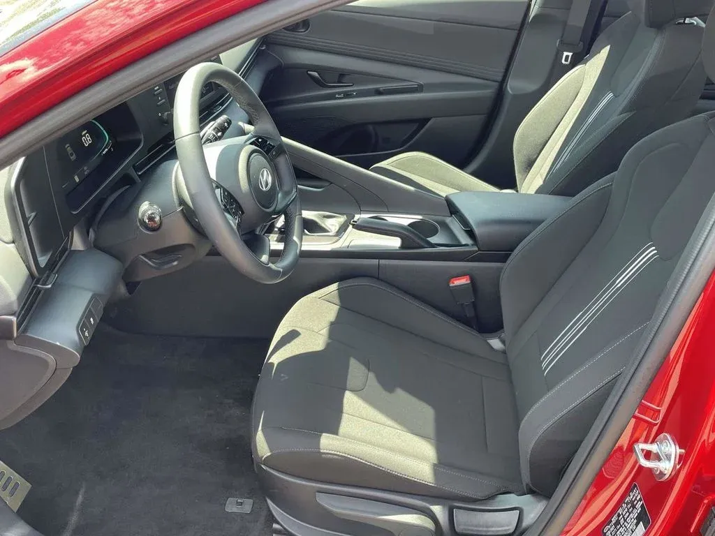 2025 Hyundai Elantra SEL Sport thumbnail 12