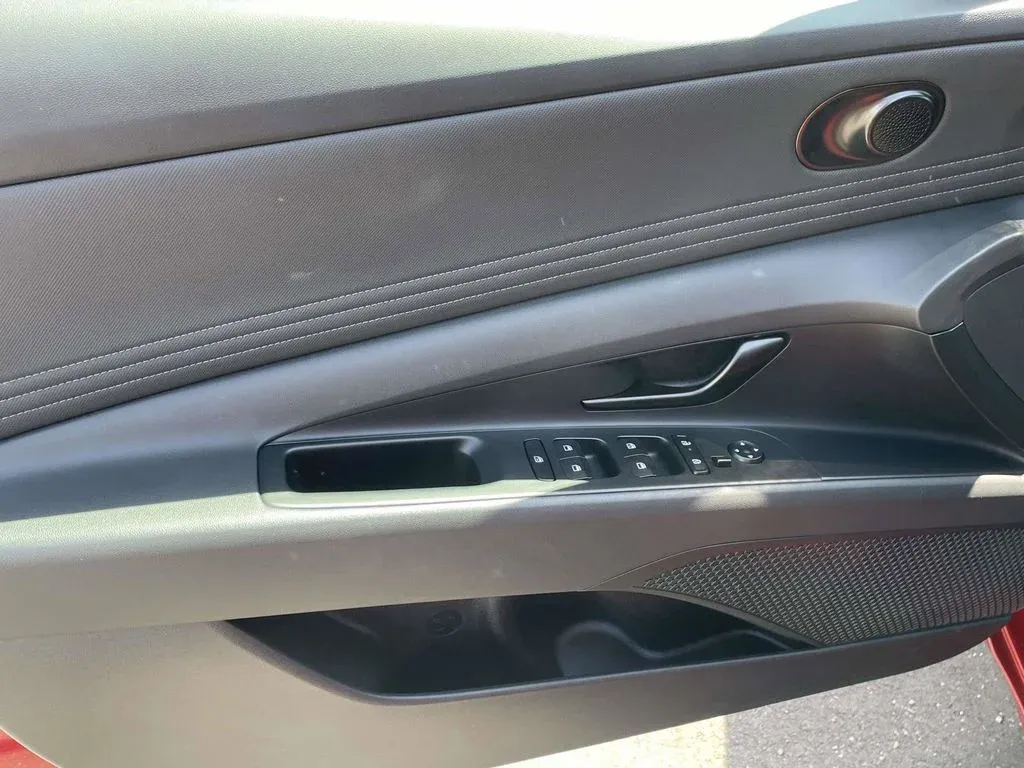 2025 Hyundai Elantra SEL Sport thumbnail 13