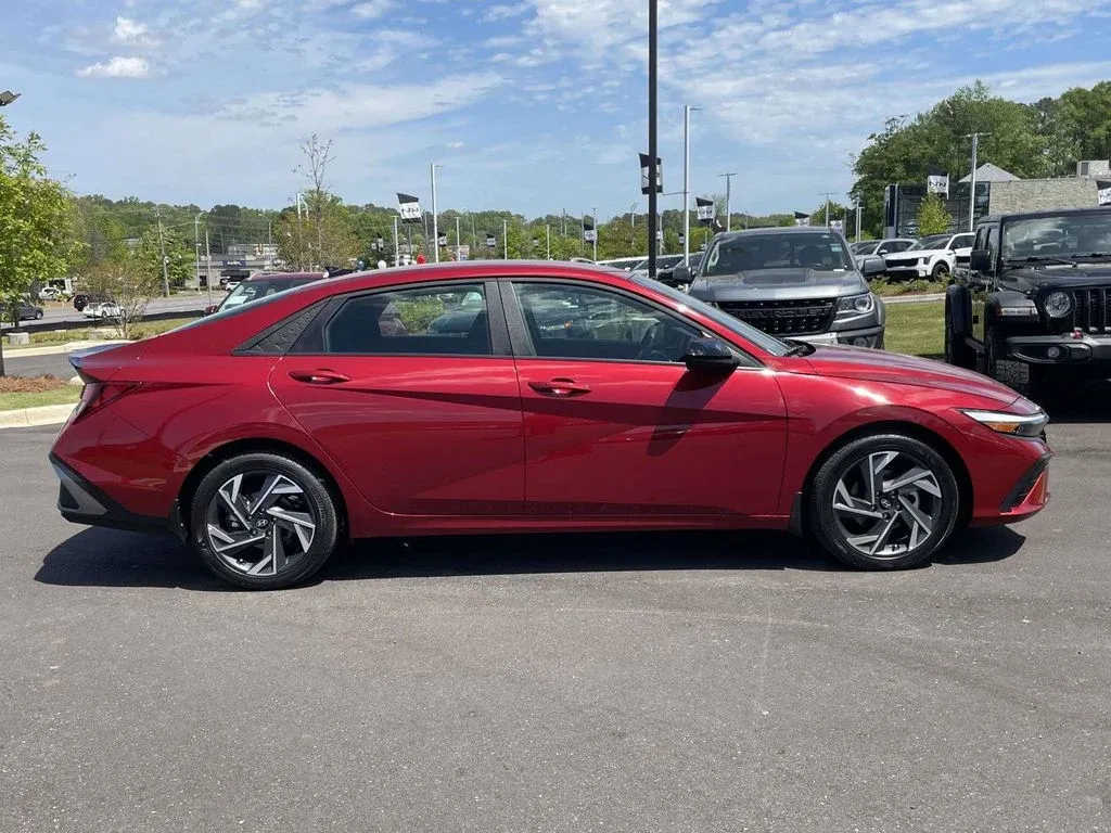 2025 Hyundai Elantra SEL Sport thumbnail 2