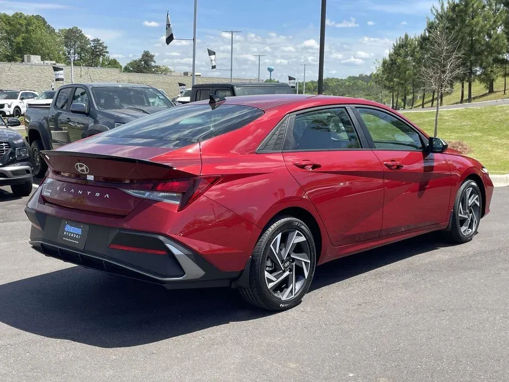 2025 Hyundai Elantra SEL Sport thumbnail 3