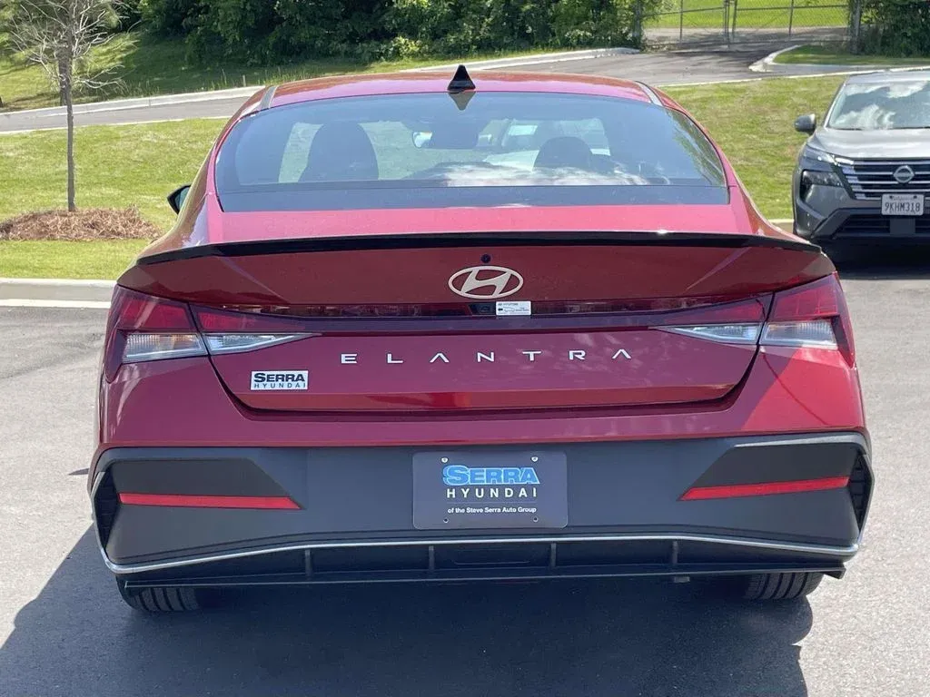 2025 Hyundai Elantra SEL Sport thumbnail 4
