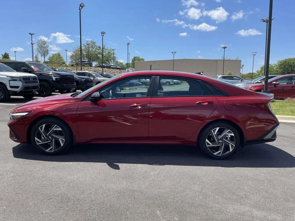 2025 Hyundai Elantra SEL Sport thumbnail 6