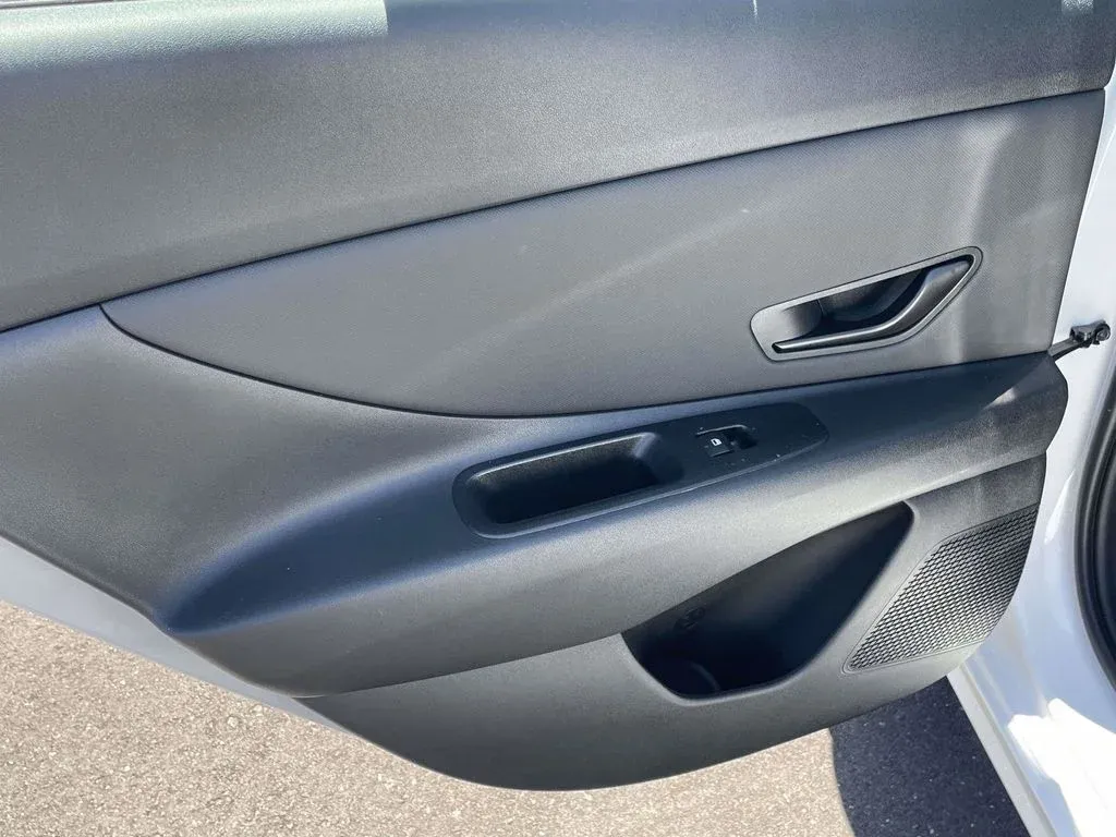 2025 Hyundai Elantra SEL Sport thumbnail 11