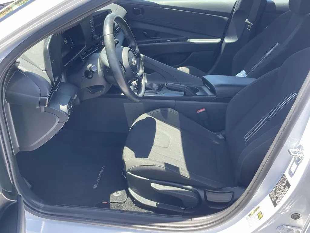 2025 Hyundai Elantra SEL Sport thumbnail 14